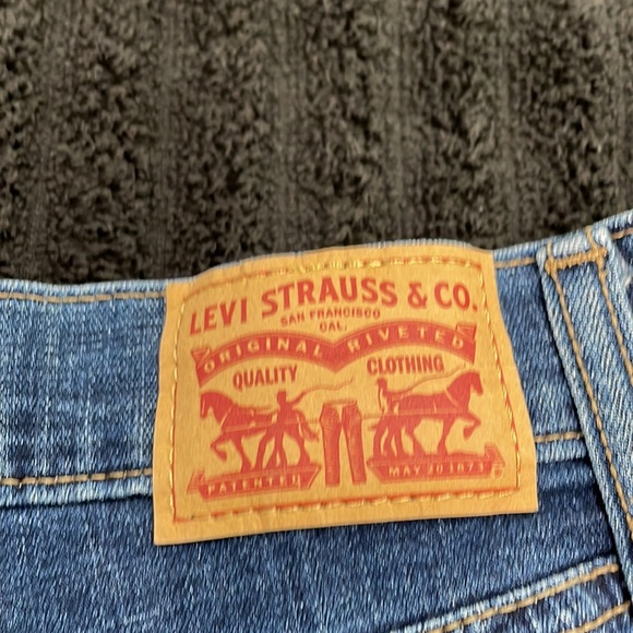 LEVI’S DENIM SHORTS - Picture 4 of 8